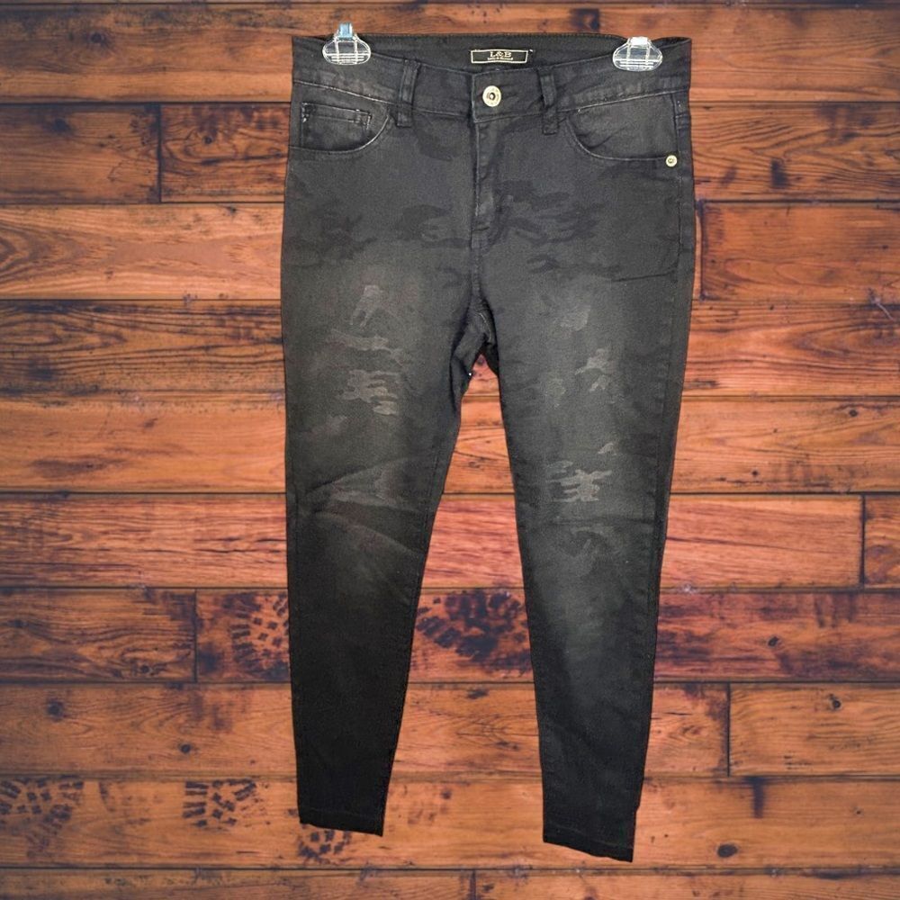 5 for $25🔥L&B Lucky‎ & Blessed Grey Camouflage Raw Hem Jeans Size 6